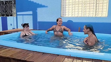 Eu e minhas amigas acabamos fudendo com o piscineiro