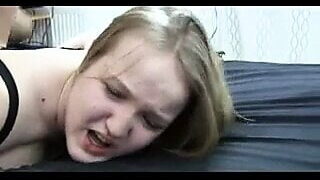 Amateurhafte, kurvige Schönheit lässt es sich tief in den Arsch stecken.