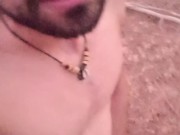 Me desnudo en el bosque y me pongo a pajearme y me sale mucha LECHE