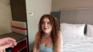 Sexy brünette Teen mit natürlichen großen Titten saugt Schwanz tief, dann spreizt sie ihre Beine für Muschi lecken und Missionarssex