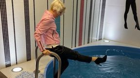 Wetlook in full leather outfit in the pool