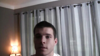 Amatérský mladý Noah Jones dostane do zadku bušený obrovským penisem starého muže a velkým výstřikem