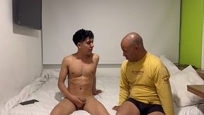 Oral a discapacitado con gran verga y chupando el pene a joven