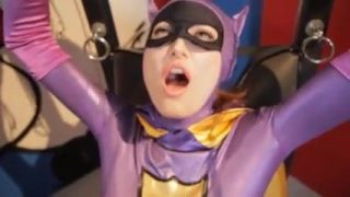 Cosplayers de Batgirl e Mulher-Gato brincando com vibradores