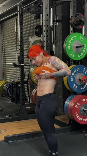 Abs-tastic babe shows off her six-pack