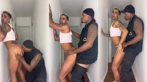 seguranca dotado leitando passivo da bunda grande no estacionamento