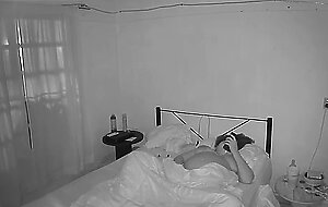 Novia gordita embarazada se masturba mientras la espio por la camara