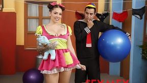 Freely Sara Blonde's brunette sex