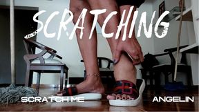 Mientras barre y limpia le toca rascarse los pies y las piernas (1)