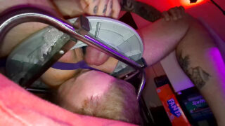 Amatør tatoverte kjekkaser slikker rumper og blir knullet hardt i hjemmelaget homofil klipp