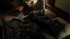 Bruno Gagliasso de cueca na cama