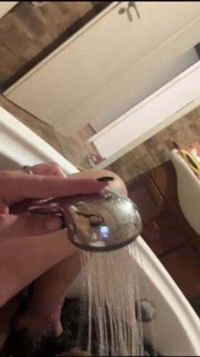 MilfyCalla- I masturbated in bath tub with peed down jacekts 180