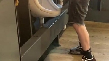 Amateur guy caught in public urinal (he can't pee so he prefers to jerk off)