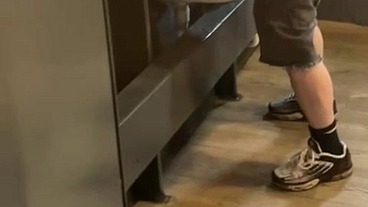 Amateur guy caught in public urinal (he can't pee so he prefers to jerk off)
