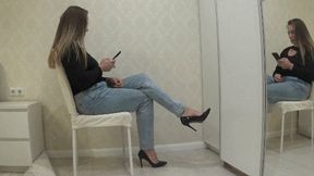 Toetapping in ligth blue jeans 13