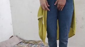 Desi aunty ko saman dene ke bahane pel diya