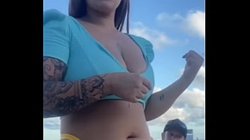 Estou na Praia me exibindo pra outros machos e meu marido nem percebe