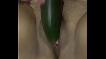 Amiga Rtjna masturb&aacute_ndose con pepino
