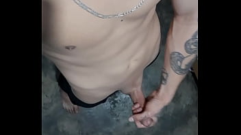 Joven tatuado pitudo