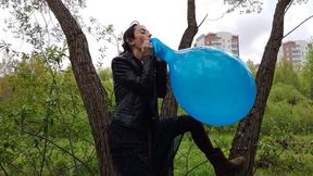 Went for a walk in the forest with my favorite balloons - Mishel Looner balloons