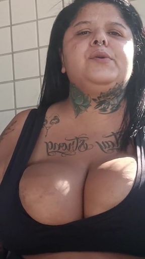 BBW Fumando Na Sua Sacada