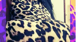A Bigg ass in leopard women 🍑