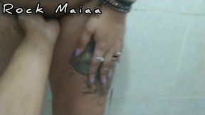 depois de uma sessao de fist em sua buceta fa lactante vai tomar banho. - rock maiaa