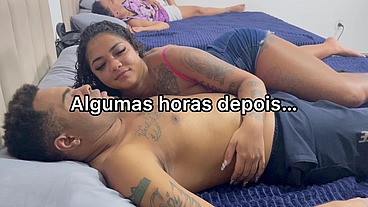 Latina safada faz sexo com a cunhada enquanto o corno do marido tira uma soneca na cama ao lado - COMPLETO