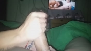 mi esposa me encuentra viendo porno y decide hacerme la paja ella hasta sacarme semen FULL VIDEO