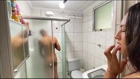 espiei meu meio-irm&atilde_o no banho e fui ajudar ele