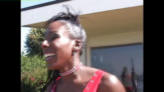 Hardcore film, na kterém Nyeema Knoxxx v punčochách análně souloží