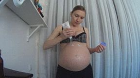 SPREAD LOTION ON PREGNANT BELLY (33 weeks)