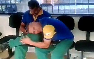 Metalurgico querendo pegar no pau do colega