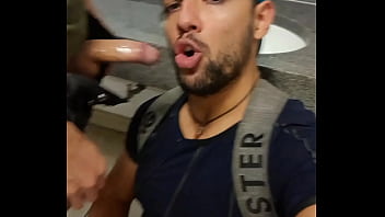 Mamador de boca nas picas desses machos no banheiro do metr&ocirc_