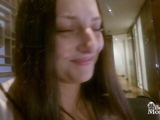 Katy Rose in ACCAPPATOIO mi FA IMPAZZIRE – la SCOPATA sul DIVANO è inevitabile!