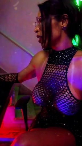 Brazilian Brunette Live: a Presence That Captivates