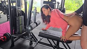 Fodi a morena gostosa Kel Macettare na academia do condom&iacute_nio.