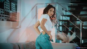 Helina Dream's hot pussie snatches fucked and filled with cum