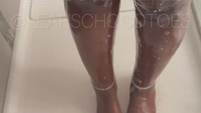 Goddess Leah’s pretty toes in the shower