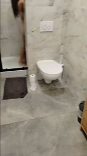 Sika mi do buzi, a ja pije jego mocz podczas kąpieli...