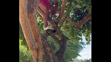 Carnaval: foi em cima da &aacute_rvore, no meio do bloco tomando na buceta e engolindo porra de desconhecido