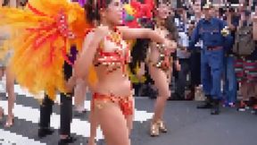 Smartphone personal shooting A lady who dances flashy at a samba street event is manchira ww.94