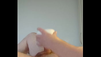 Nylonjung fickt die geile Toilettenpapierrolle