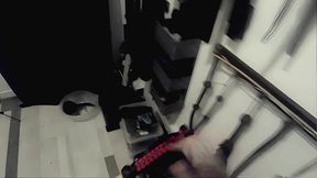 die sklavin trinkt gelbe pisse aus dem trichter