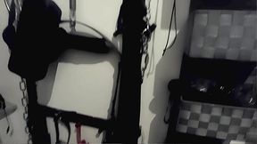 die sklavin trinkt gelbe pisse aus dem trichter