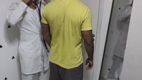 Médico forte da chutes, joelhadas e socos no estômago do paciente travesso