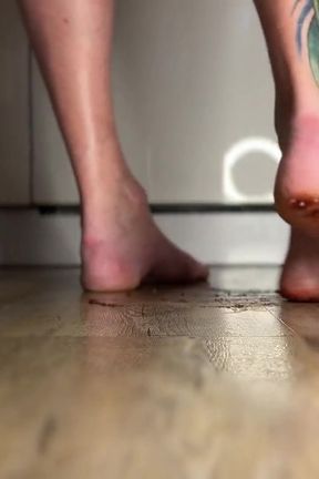 Naomiperv Crushing and Stomping Food with Her Heels and Sole