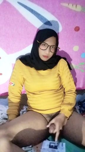 Hijab-clad waria wants to come home from work wanting to blow and sniff   Clip 1