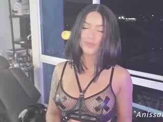 Hot large butt floozy pays her tattoo artist with sex anissamiller