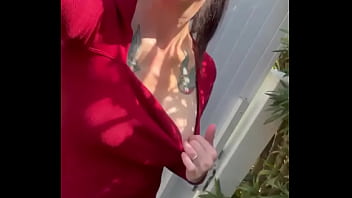 J&lsquo_attends mes invit&eacute_s... Pour un bon barbecue C&rsquo_est la tenue adapt&eacute_e?